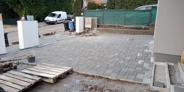 Burkolat építése modern épület udvarában.