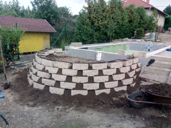 Építés alatt álló Flóra kosarak, amelyek természetes anyagokból készülnek, virágok és növények befogadására
