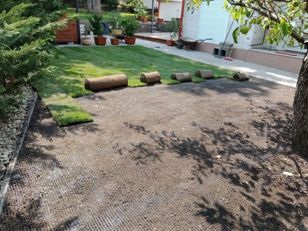 Gyepszőnyeg terítése vakondhálóra a talaj védelme érdekében