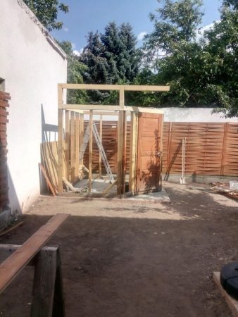 Kerti tároló építése közben, a vázszerkezet állapotának bemutatása