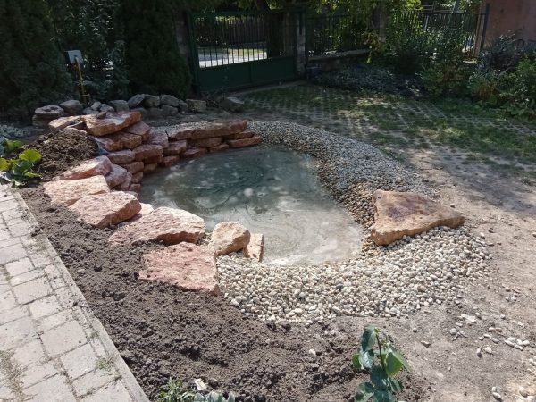 Kerti tó építése közben készült kép.