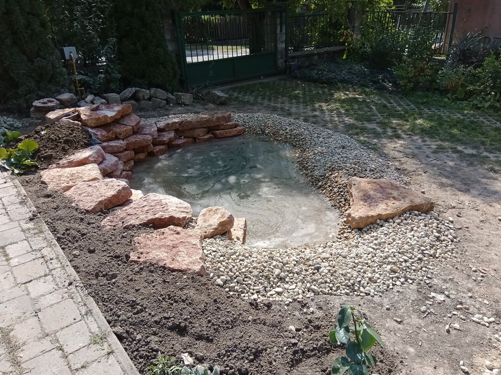 Kerti tó építése közben készült kép.