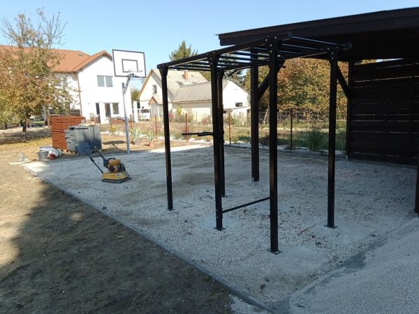 Sportpálya építése földmunkák és alapozás közben.