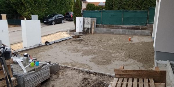 Térkő CKT alapozása az építkezés során.